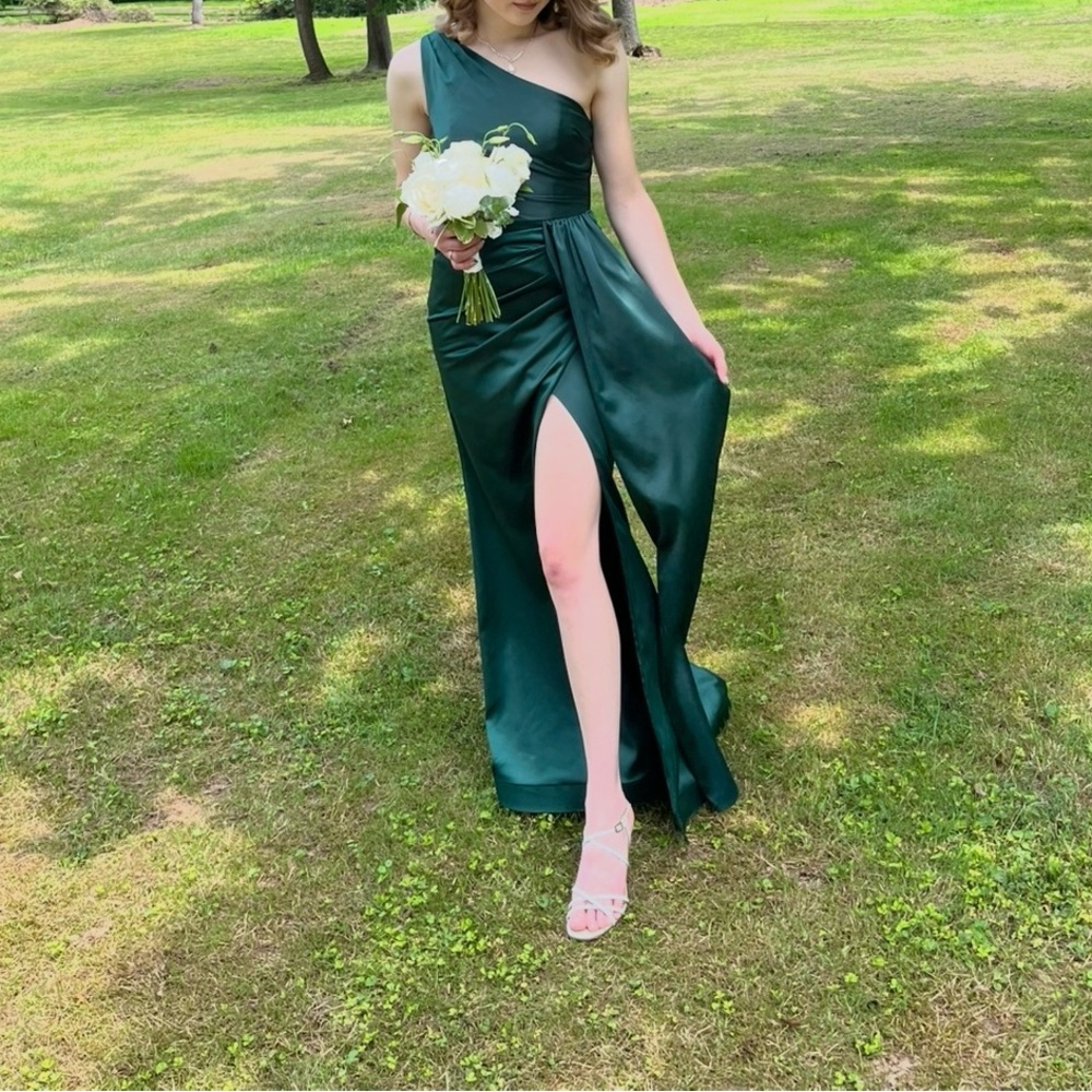 Elegant Green One-Shoulder Dress